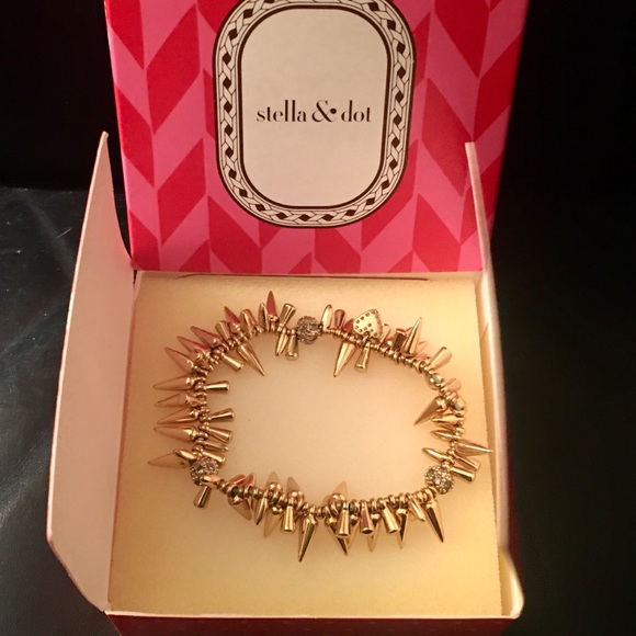 Stella & Dot Jewelry - Stella & Dot beauty - never worn - in box